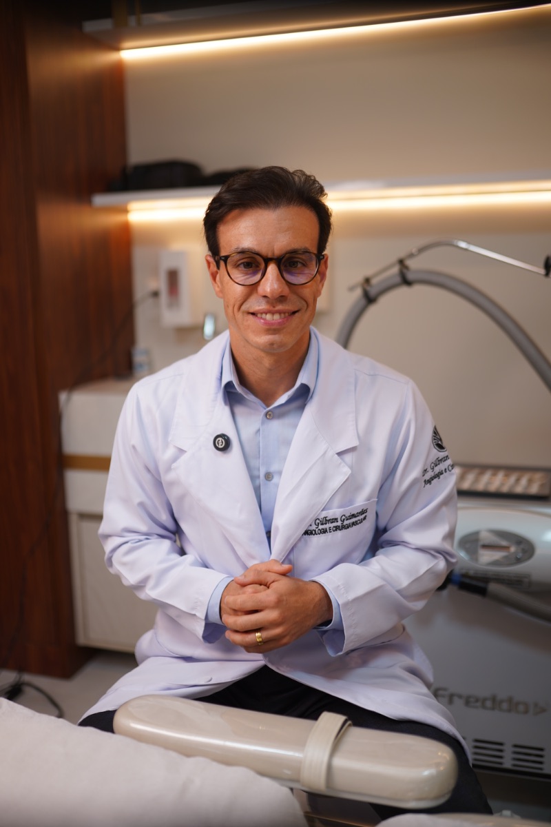 Dr. Gilbran Guimarães em consultório